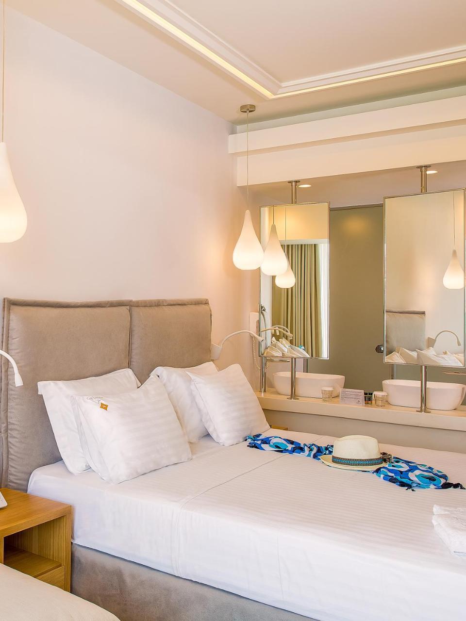 Samian Mare Hotel, Suites & Spa カルロヴァシ エクステリア 写真