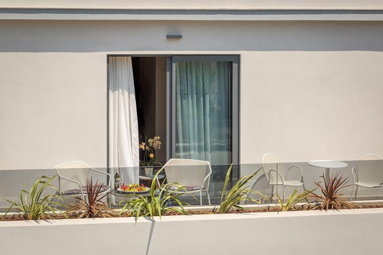 Samian Mare Hotel, Suites & Spa カルロヴァシ エクステリア 写真
