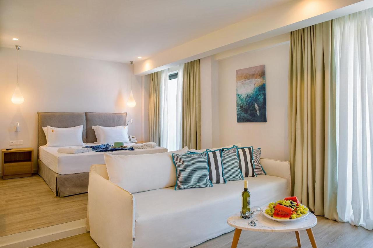 Samian Mare Hotel, Suites & Spa カルロヴァシ エクステリア 写真